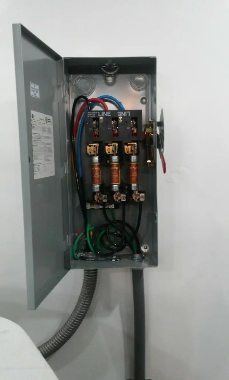 Three-phase disconnect switch installed for Smoke Detector Installation in Tanque Verde